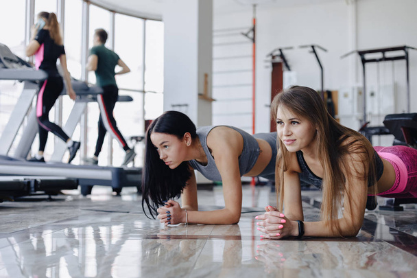 filles dans le stand de gym en planche
 - Photo, image