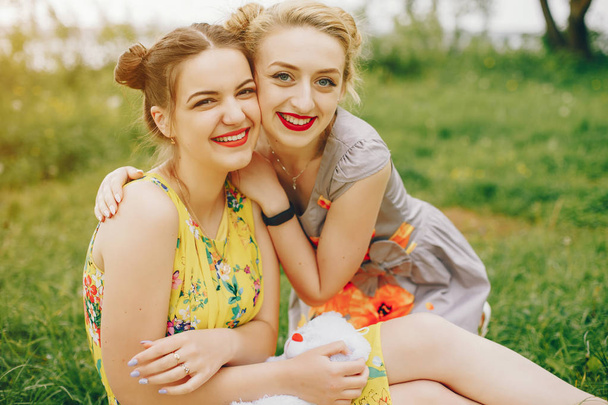 Dwie ładne dziewczyny w letnim parku - Zdjęcie, obraz