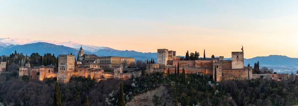 スペイン、グラナダのアルハンブラ宮殿と要塞での夕日の景色の水平パノラマ写真 - 写真・画像