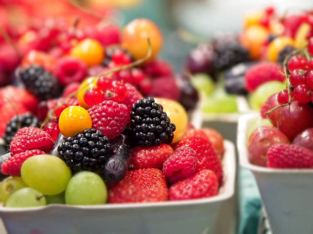 Frutta e bacche sul mercato
 - Foto, immagini