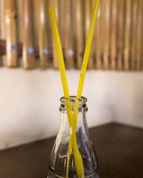 Una botella vacía con tuberías para beber en un restaurante
. - Foto, imagen
