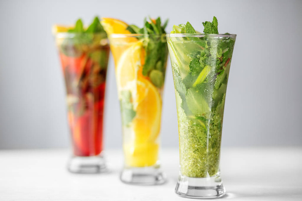 Διάφορα μη αλκοολούχα κοκτέιλ με φρούτα και μέντα. Έννοια για ποτά, καλοκαίρι, θερμότητα, αλκοόλ, πάρτι και μπαρ - Φωτογραφία, εικόνα