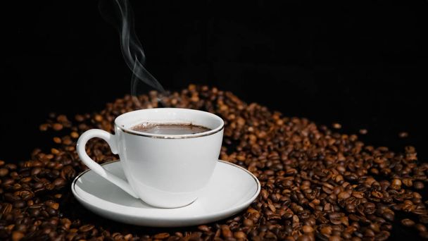 Чашка с горячим кофе и паром на темном фоне
 - Фото, изображение