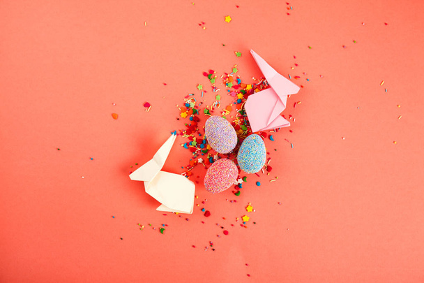 Huevos coloridos con marco
 - Foto, imagen