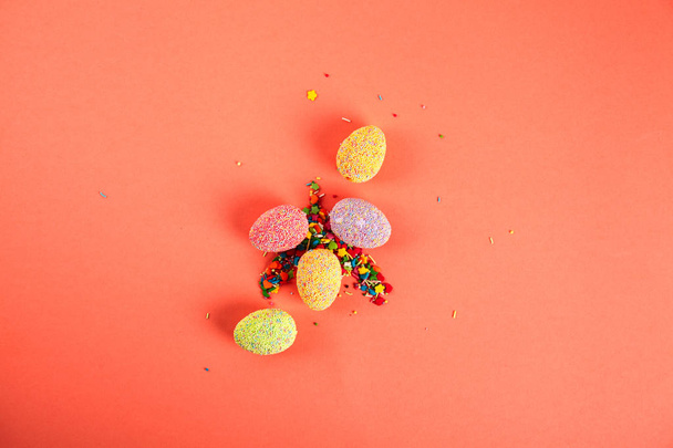 Huevos coloridos con marco
 - Foto, imagen