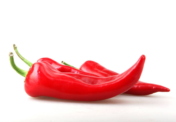 Detailní záběr červené chilli papričky proti bílému pozadí - Fotografie, Obrázek