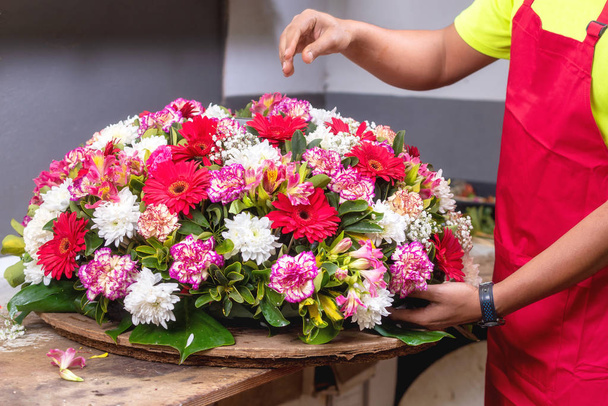 Fleuriste au travail. Fleuriste masculin créant un beau bouquet à la boutique de fleurs. Gros plan
 . - Photo, image