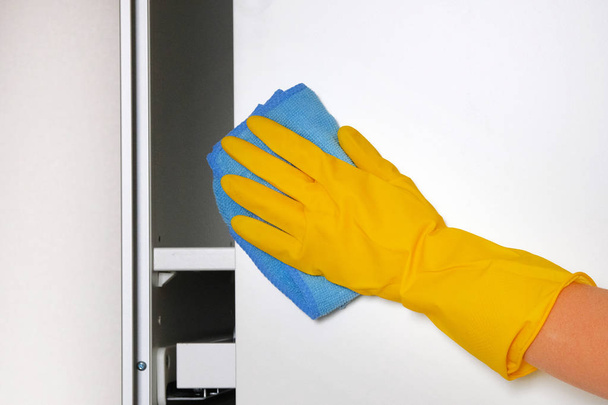 Házimunkát. Kézzel használ rongyot a takarítás bútor otthon. Maid tisztítja házat. Takarítás vagy rendszeres tisztítás. - Fotó, kép