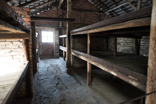 Auschwitz Birkenau, były nazistowski obóz zagłady w Brzezce, w pobliżu Oswiecim. Straszne łóżka więźniów w jednym z budynków - Zdjęcie, obraz