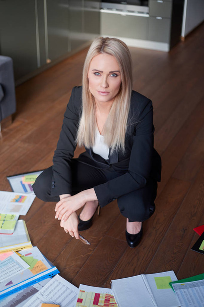 Beautiful blond business woman in her home office - Fotografie, Obrázek
