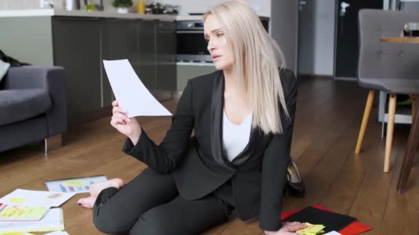 Beautiful blond business woman in her home office - Felvétel, videó