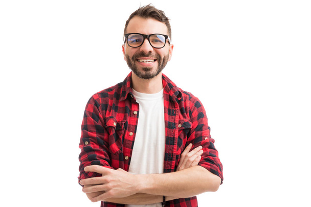 Sorridente nerd uomo indossare occhiali mentre incrocio le braccia su bianco
 - Foto, immagini