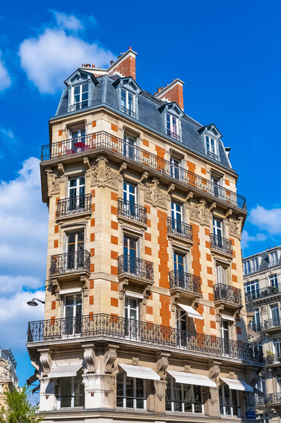 パリ、中央に美しい建物、ルーサンマルタン、典型的なパリのファサードと窓 - 写真・画像