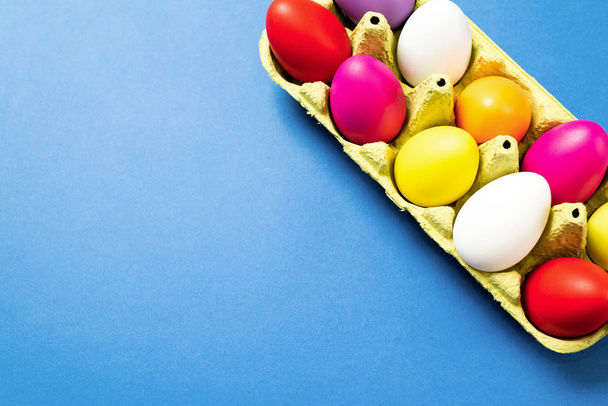 Velikonoční vajíčka na módním modrém pozadí. - Fotografie, Obrázek