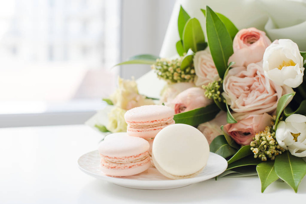 Elegant sweet macarons and pastel colored beige flowers - Photo, Image