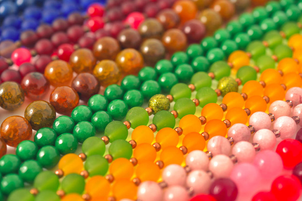Gemengde kleuren kralen close-up gemaakt van natuurlijke stenen of glas knikkers - Foto, afbeelding