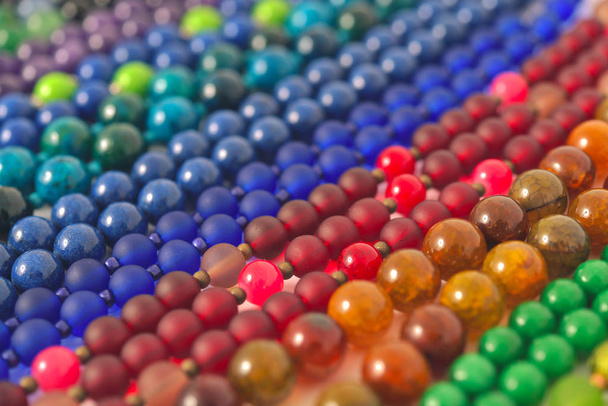 Μεικτά χρώματα χάντρες κοντινό-up κατασκευασμένο από φυσικές πέτρες ή γυάλινα μάρμαρα - Φωτογραφία, εικόνα