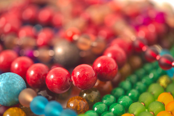 Gemengde kleuren kralen close-up gemaakt van natuurlijke stenen of glas knikkers - Foto, afbeelding