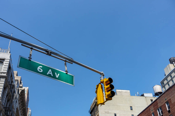 New York City signalizační světla vysoko nahoru 6 Ave zelená ulice značka b - Fotografie, Obrázek