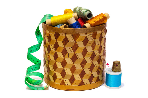 коробка с разноцветными нитями
 - Фото, изображение