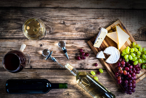 Ορεκτικό τυρί με σταφύλια και κρασί σε ξύλινο φόντο - Φωτογραφία, εικόνα