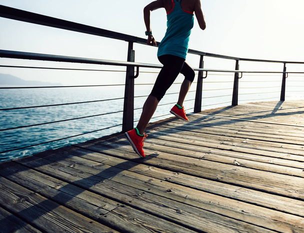 atletica atletica corridore femminile che corre sul lungomare durante l'alba
 - Foto, immagini