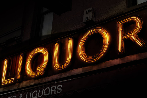 Reklamy sklep neony czytanie Liquor nocne światła na - Zdjęcie, obraz