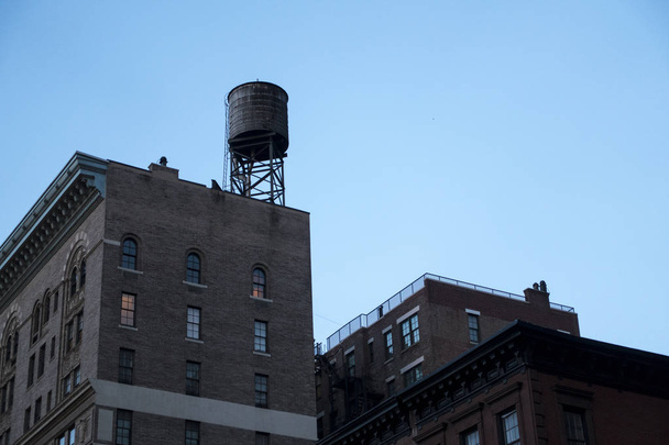 Víztorony a tetőn New York City épület - Fotó, kép