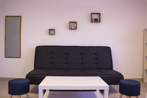 symétrie simple minimaliste intérieur plat de fauteuils canapé avec table blanche environnement intérieur vide
  - Photo, image