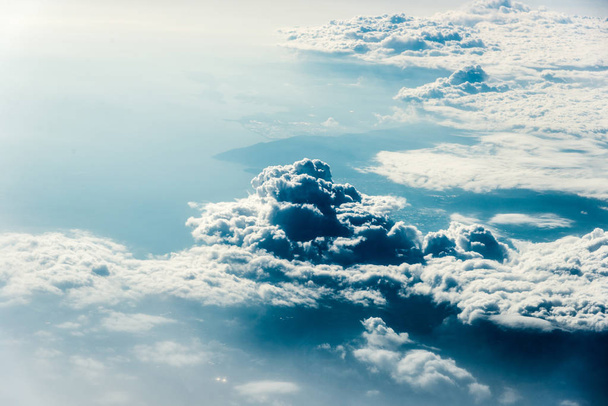 Felülnézete a föld vagy a víz felett fehér felhők - Fotó, kép