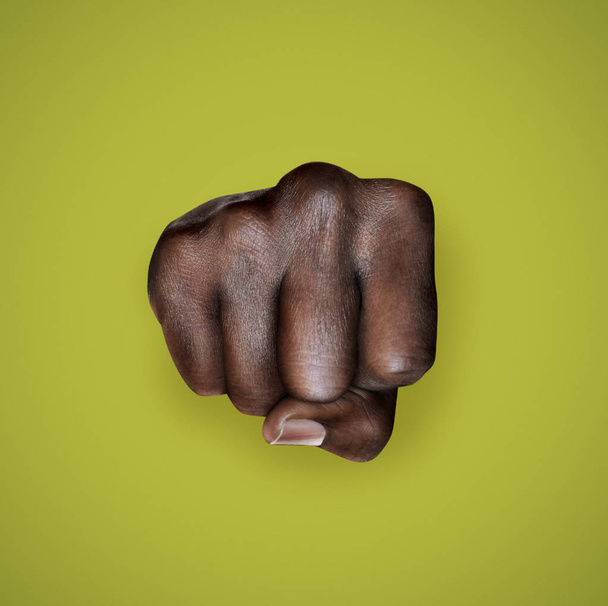 lucha por los derechos mujer negro poder puño en verde oliva fondo
 - Foto, imagen