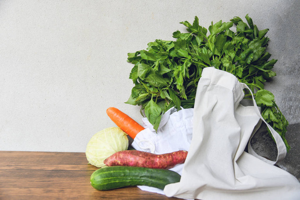 Nulla hulladék felhasználása kevésbé műanyag koncepció / friss organikus zöldségek én - Fotó, kép