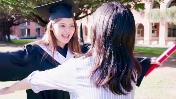 Meisje gratuate geven vriend een knuffel - Video