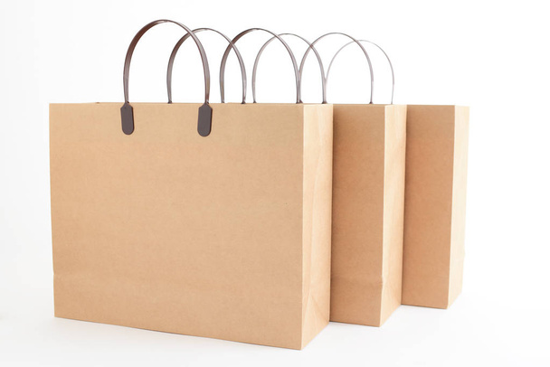 papierowe torby na zakupy izolowane na białym tle - Zdjęcie, obraz