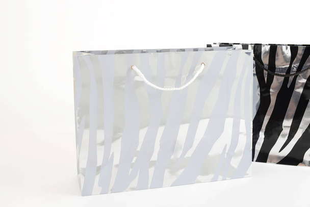 papierowe torby na zakupy izolowane na białym tle - Zdjęcie, obraz
