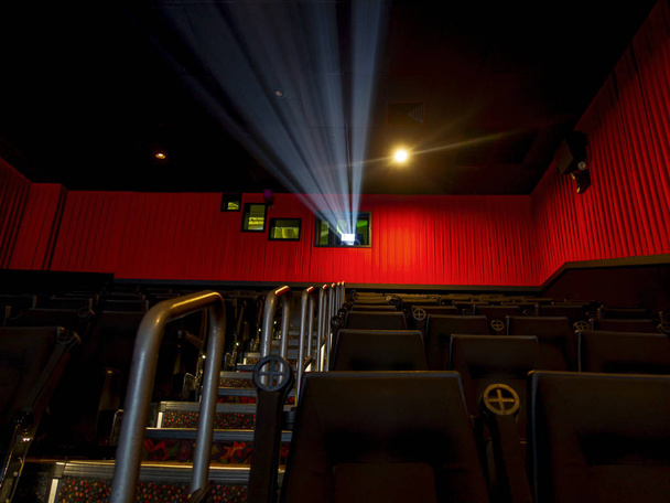 cinéma salle de projection d'argent théâtre avec projecteur de lumière sur et
  - Photo, image
