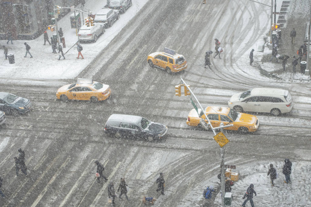 vista de alto ângulo de cruzamento da cidade de Nova Iorque de inverno com táxi c
 - Foto, Imagem