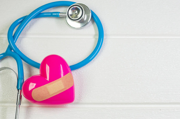 roze hart en stethoscopen voor medische inhoud. - Foto, afbeelding