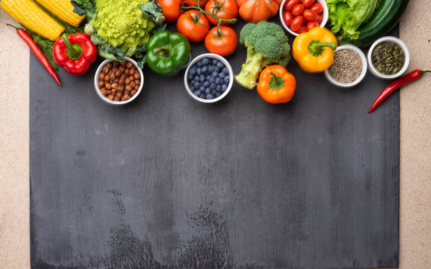 Υγιεινή διατροφή συστατικά: φρέσκα λαχανικά, φρούτα και superfood. Διατροφή, δίαιτα, η έννοια των τροφίμων vegan - Φωτογραφία, εικόνα