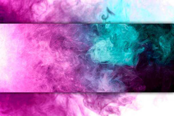 Zmrazený abstraktní pohyb výbuchového kouře více barev na černém a bílém pozadí. Pozadí kouře z čevapčići - Fotografie, Obrázek