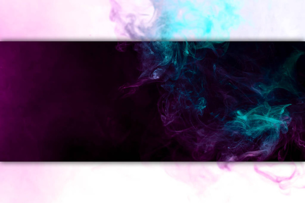 Абстрактный цветной дым на черно-белом изолированном фоне. Остановить движение разноцветного дыма на темной backgroun
 - Фото, изображение
