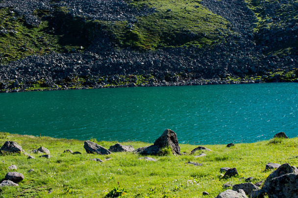 Horské jezero v zelené přirozeného pozadí v Artvin  - Fotografie, Obrázek