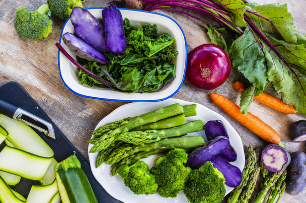 Verduras coloridas para ensalada saludable. Comida arco iris
. - Foto, Imagen
