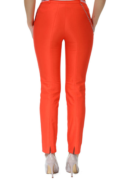pantalones de algodón rojo de verano en las piernas modelo con tacón de aguja blanco
 - Foto, Imagen