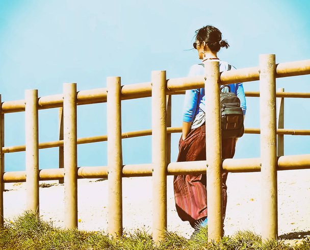 Çitin arkasındaki kadın - Fotoğraf, Görsel