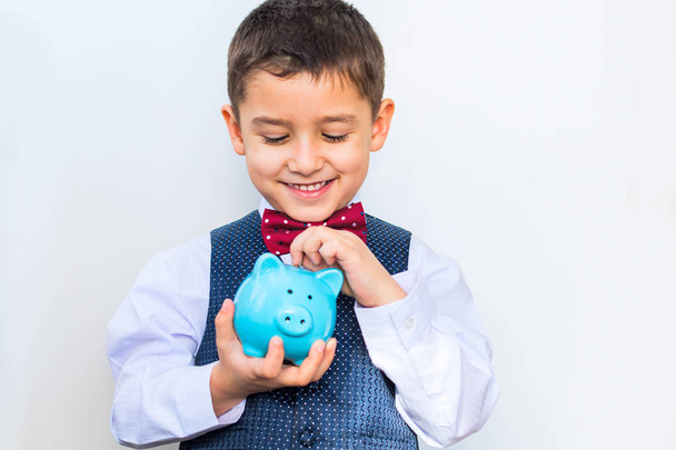 cheerful boy holding a piggy Bank - Foto, imagen