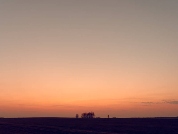 beau ciel de gradient sur un champ au coucher du soleil
 - Photo, image