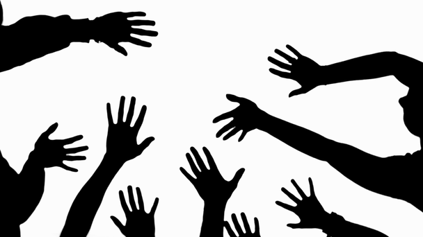 Przycięte widok pięciu sylwetki ludzi drapanie i dotykając rąk na białym tle - Materiał filmowy, wideo