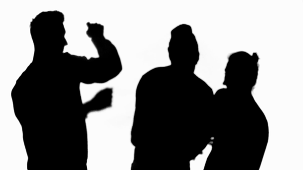 Drie silhouetten van vrienden drinken van bier en dansen geïsoleerd op wit - Video