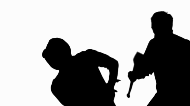 silhouette di criminale in berretto e cappuccio attaccare l'uomo con mazza da baseball e scappare
 - Filmati, video